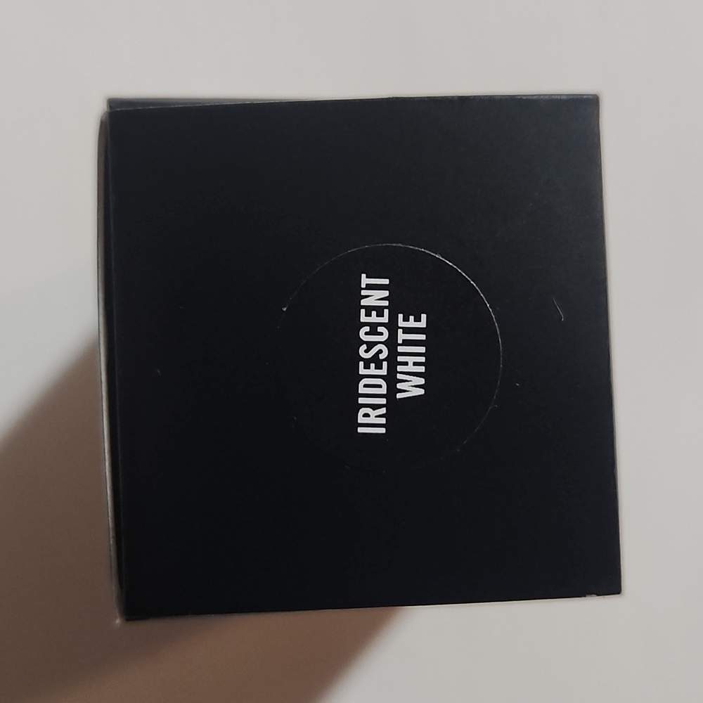 MAC Iridescent White Glitter Brilliants - Picture 6 of 7